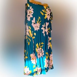 Accordion pleats add sophisticated appeal to a satin midi skirt. Size small